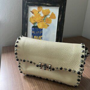 Valentino Garavani Rockstud grainy calfskin crossbody bag Light Ivory
